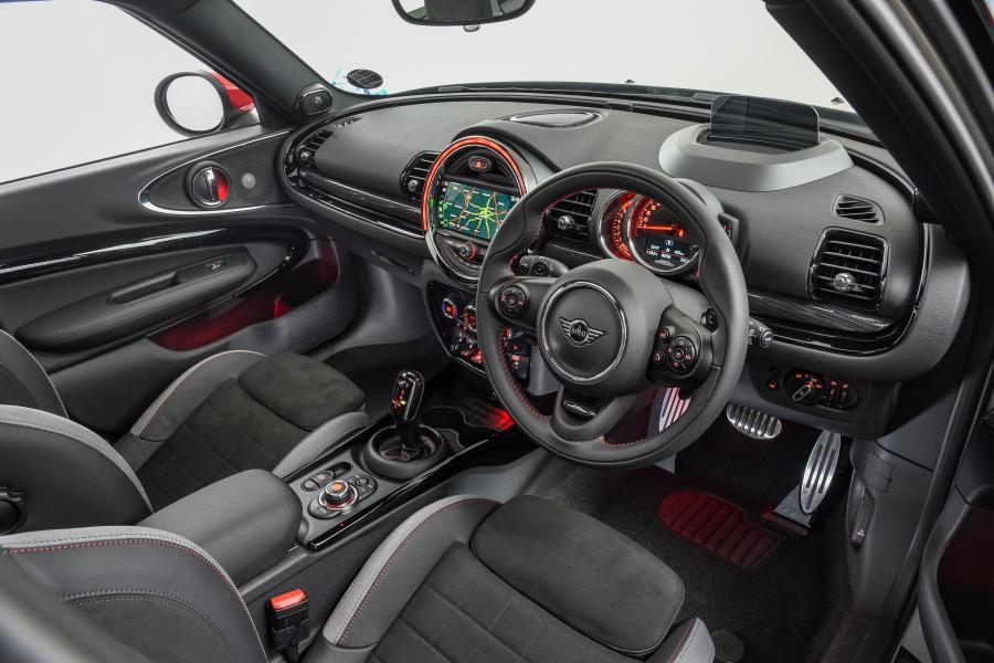 Интерьер Mini John Cooper Works Clubman (F54) 2019 года  (ZA) (фото 36 из 40)